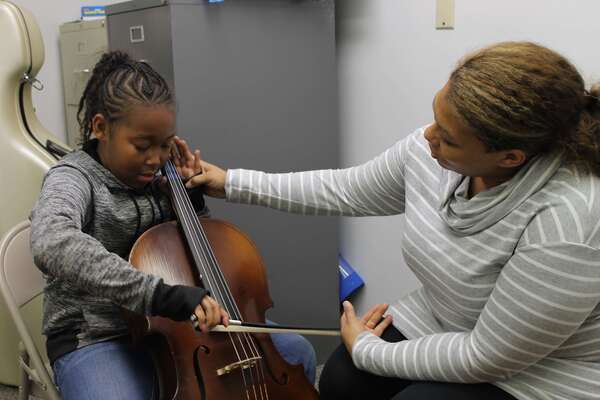 a girl playing the violin